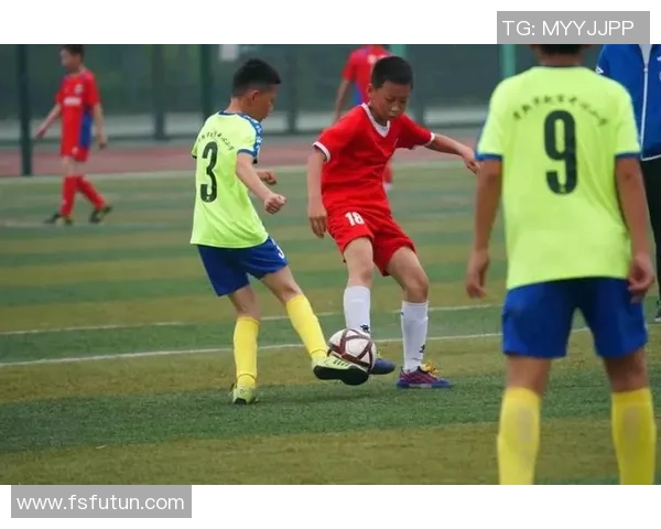 小男孩在阳光下踢足球的快乐瞬间与友谊的温暖故事